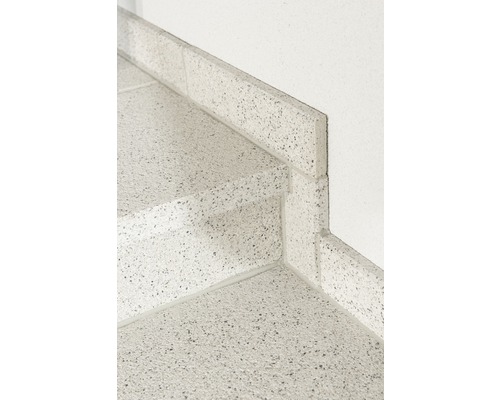 Detailaufnahme einer Treppe mit Terrazzo-Stufen und Treppenkantenprofil