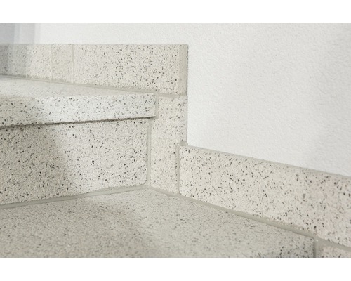 Detailaufnahme einer Treppe mit Terrazzo-Stufen