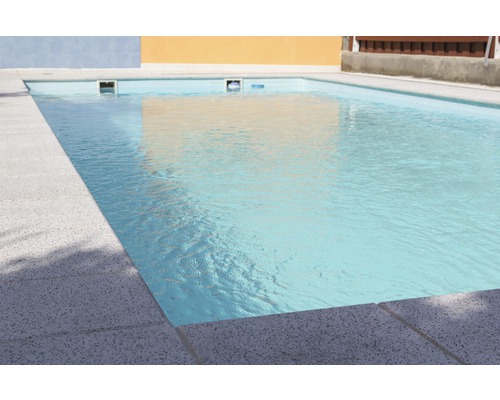Schwimmbad mit Wasseroberfläche und Beckenrand