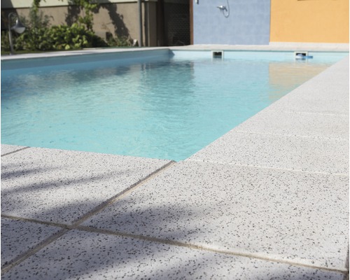 Schwimmbad mit Beckenrandplatten