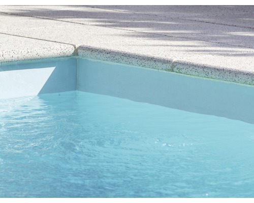 Nahaufnahme eines gefüllten Swimmingpools mit Beckenrand
