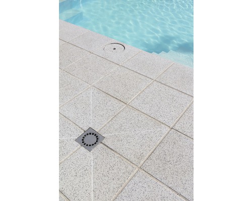 Detailaufnahme eines Schwimmbeckens mit Fliesen und Abflüssen