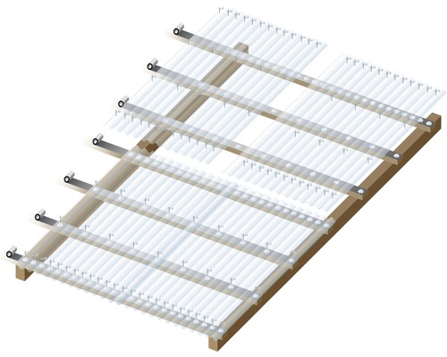 Überdachung mit transparenten Wellplatten auf einer Holzkonstruktion