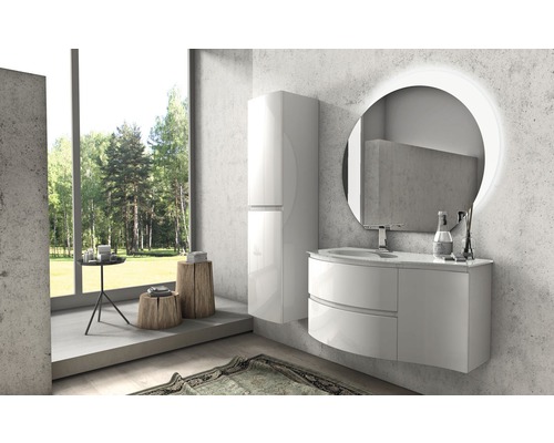 Helles Badezimmer mit Waschtisch, Spiegelschrank und Fenster