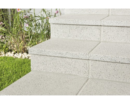 Außentreppe aus Betonwerkstein im Garten