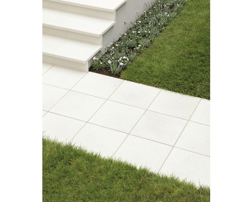 Gartenweg aus Terrassenplatten mit Rasen und Treppe