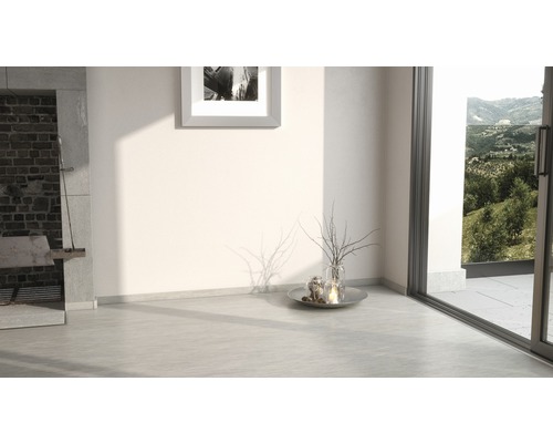 Heller Raum mit Kamin, Fenster und Dekoration