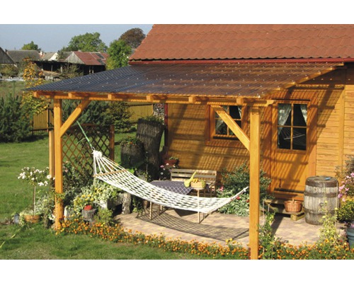 Überdachte Holzterrasse mit Hängematte im Garten