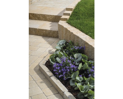 Gartenweg mit Treppe, Rasenfläche und Blumenbeet mit Steinumrandung