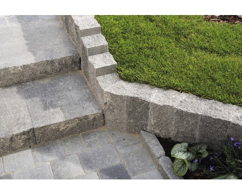 Treppe und Rasenkante aus Naturstein im Garten