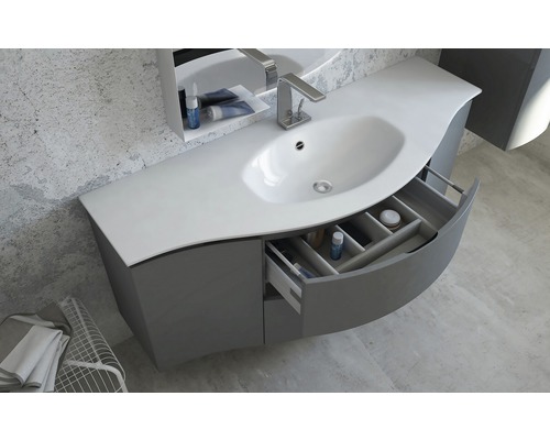 Modernes Badezimmer mit Waschtisch, Waschbecken und offenem Schubladenelement zur Aufbewahrung von Badartikeln