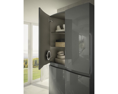 Hochglänzender Badezimmerschrank mit Regalen und geöffneter Tür
