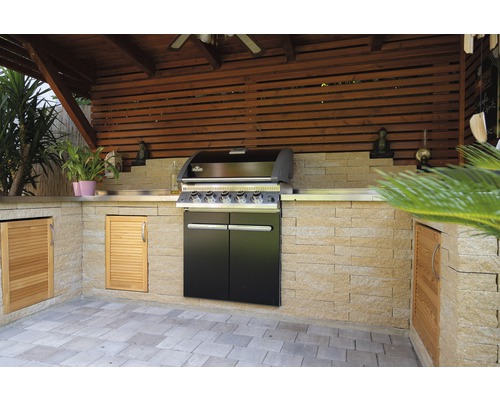 Außenküche mit Grill, Spüle und Stauraum unter einem Holzunterstand