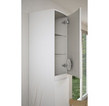 Ein weißer Badezimmerschrank mit offenen Regalen und einer Dekoration in Zweigform