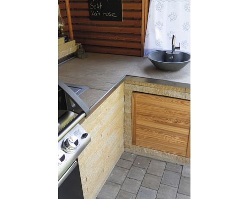 Außenküche mit Grill, Spüle und Holzwand