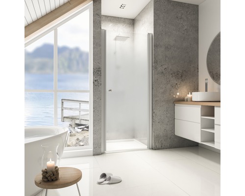 Helles Badezimmer mit Dusche, Waschbecken und Badewanne.