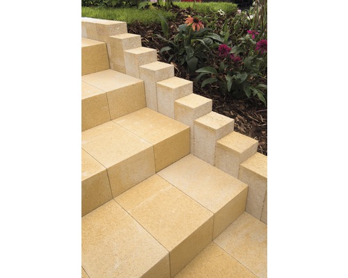 Treppe aus Betonsteinen im Garten.