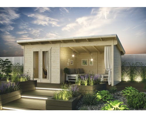 Gartenhaus Skanholz Texel inkl. Fußboden 550 x 250 cm Holzgartenhaus mit überdachter Terrasse, umgeben von Pflanzenkübeln und Gartenlandschaft
