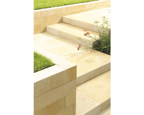 Treppe aus Steinblöcken im Garten mit Bepflanzung