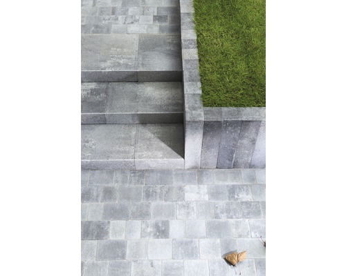 Außenaufnahme einer Treppe und eines Weges aus Steinplatten neben einer Grasfläche