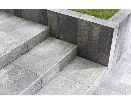 Außentreppe aus Betonsteinen mit Grünbepflanzung
