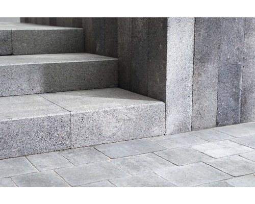 Außentreppe aus Betonsteinen
