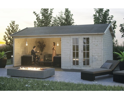 Holzgartenhaus mit überdachter Terrasse, Sitzmöbeln und Feuerstelle für den Außenbereich