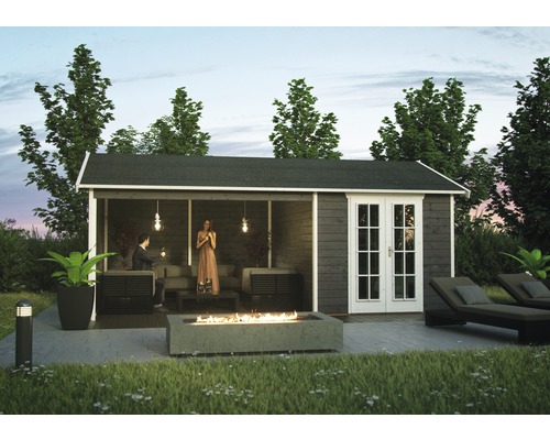 Gartenhaus Skanholz Tilburg inkl. Fußboden 613 x 380 cm schiefer Gartenszene mit Gartenhaus, Feuerstelle, Lounge-Möbeln und Bepflanzung