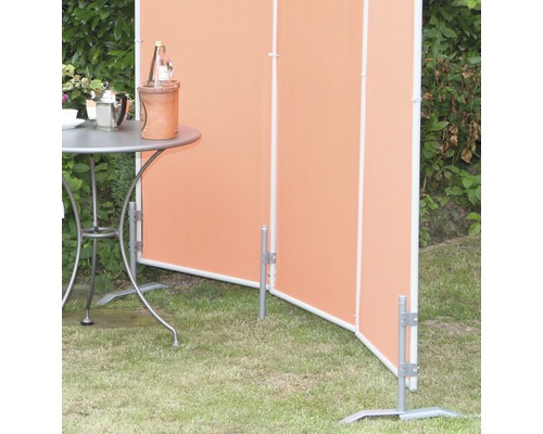 Gartenszene mit Raumteiler, Tisch und Dekoration