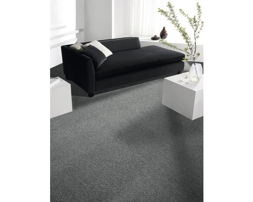 Grauer Teppich in einem Wohnzimmer mit Sofa und Tisch