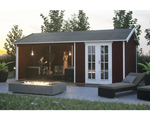 Szene mit einem Gartenhaus mit Terrasse, Gartenmöbeln und Feuerstelle