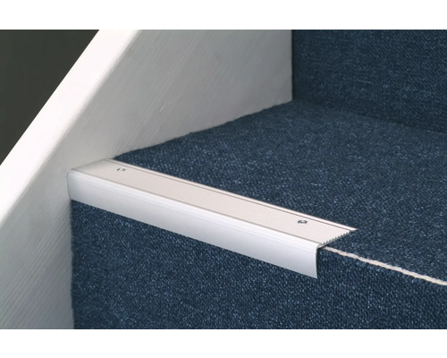 Treppenkantenprofil aus Aluminium auf einer mit Teppich belegten Treppe