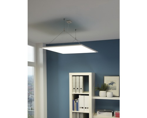 Hängende, quadratische LED-Panel-Leuchte in einem Büro über einem Regal.