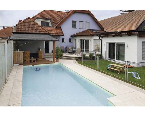 Außenbereich mit Pool, Terrasse und Gartenzaun