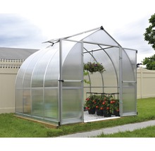 Gewächshaus mit geöffneten Türen und Pflanzen darin