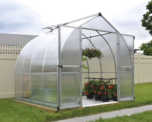 Gewächshaus mit geöffneten Türen und Pflanzen darin