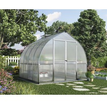 Gewächshaus mit Bogenform im Garten