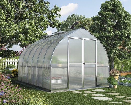 Gewächshaus im Garten mit Rasen und Bäumen