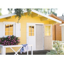 Gelbes Gartenhaus mit offenstehender Holztür und Insektenschutzvorhang