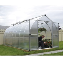 Gewächshaus mit Person bei der Gartenarbeit im Inneren