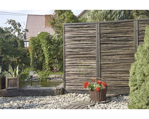 Gartenszene mit Holzzaun und Teichanlage