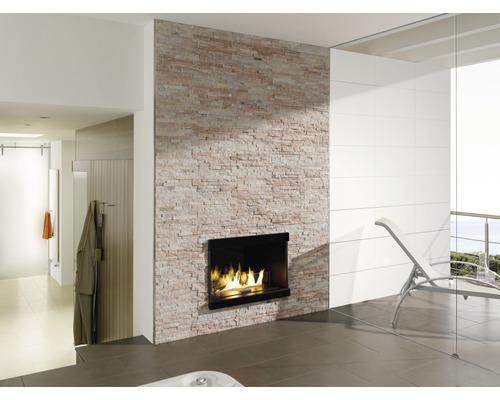 Heller Raum mit Kamin, Steinwand, Fliesenboden und Liegestuhl