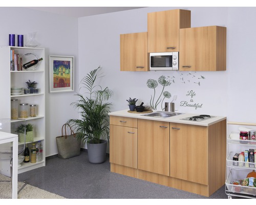 Singleküche Flex Well Nano 7952 Buche-Dekor/Buche-Dekor 150 cm inkl. Einbaugeräte Küche mit Spüle, Kochfeld, Mikrowelle und Stauraum in einem hellen Raum.