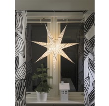 Dekorativer Weihnachtsstern mit Aufschrift hängt am Fenster