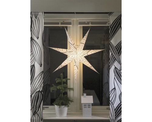 Dekorativer Weihnachtsstern mit Aufschrift hängt am Fenster