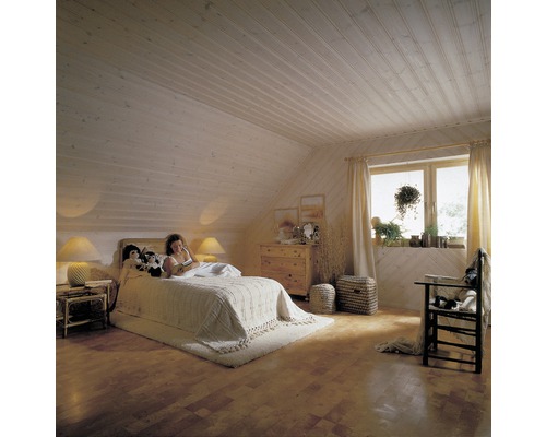 Helles Schlafzimmer mit Holzdecke, Bett und Fenster