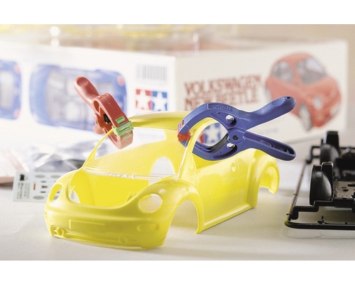 Gelbes Volkswagen New Beetle Modellauto im Bau mit Werkzeug