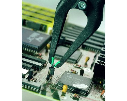 Elektronikpinzette auf einer Computerplatine