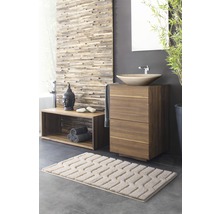 Badezimmer mit Waschtisch, Spiegel, Holzverkleidung, Badematte und Dekoration