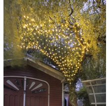 Lichterkette im Baum mit warmweissem Licht für stimmungsvolle Gartenbeleuchtung
